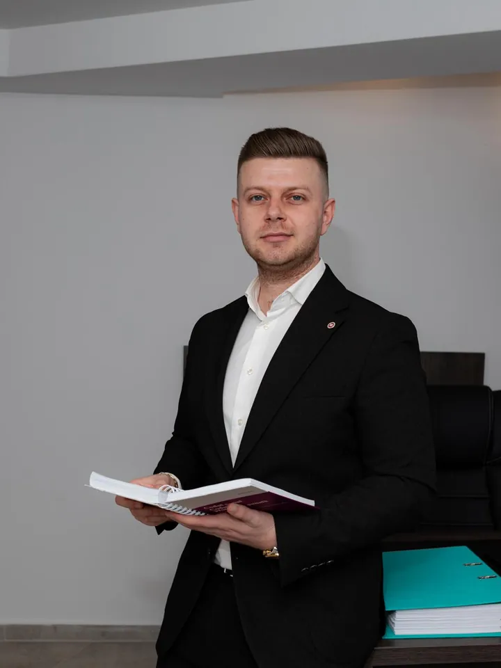 Avocat Sergiu Mocanu consultând Codul penal și Codul de procedură penală