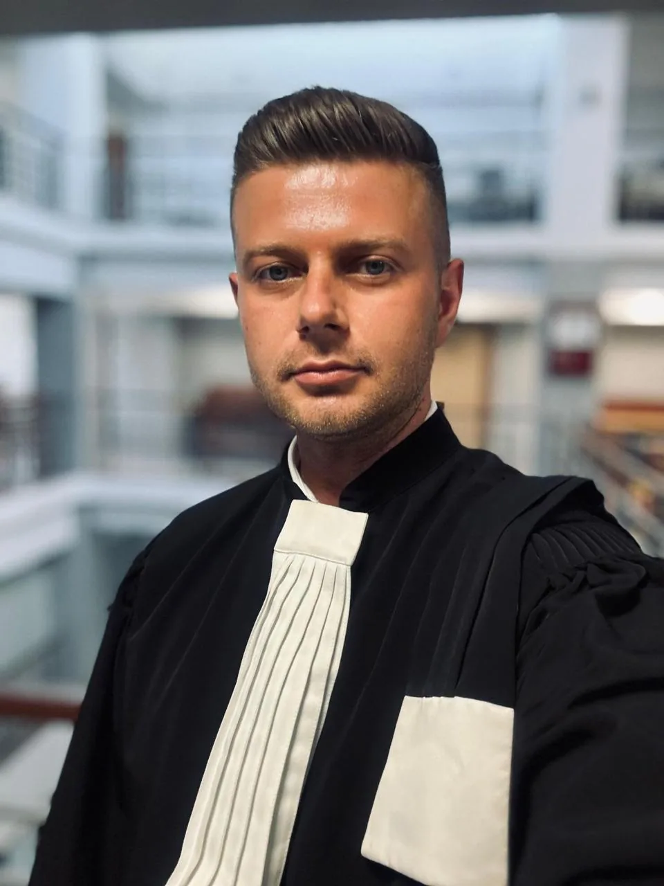 Avocat Sergiu Mocanu în robă, în incinta instanței