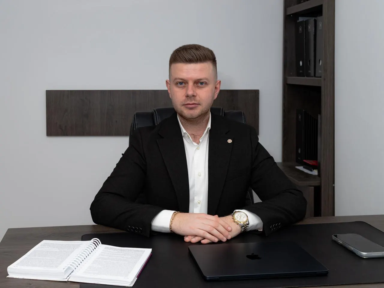 Avocat Sergiu Mocanu la birou, în cabinet