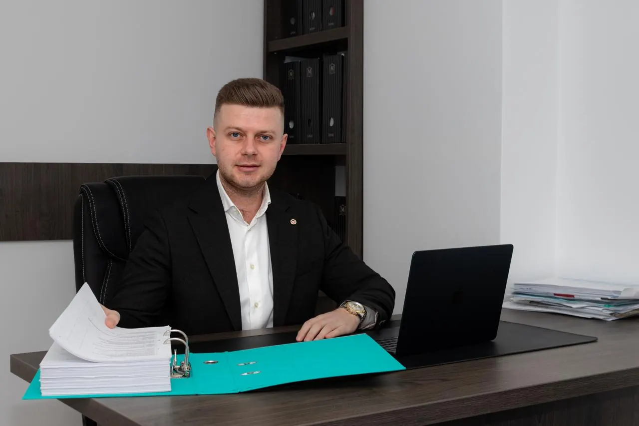 Dosar deschis pe biroul cabinetului