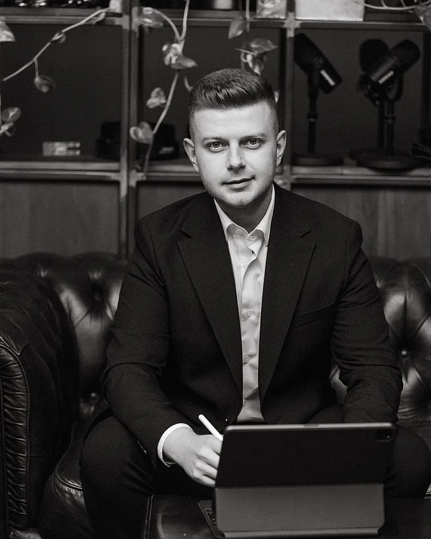 Avocat Sergiu Mocanu lucrând la un dosar